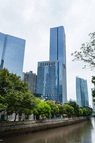 Wolkenkrabbers aan kade in Guangzhou stad — Stockfoto