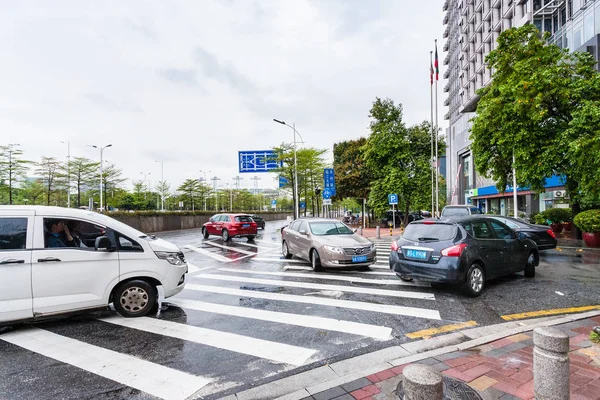 Blöta gatan med bilar i Guangzhou city i regn — Stockfoto