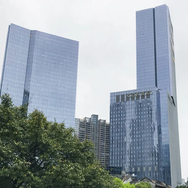 Wolkenkrabbers in Guangzhou stad in bewolkte dag — Stockfoto