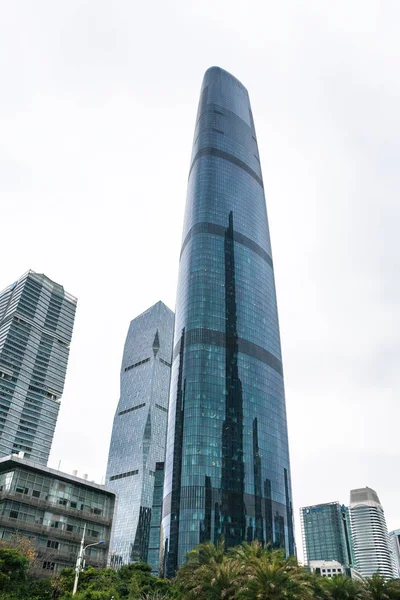 Moderne gebouwen in Guangzhou stad in regenachtige dag — Stockfoto