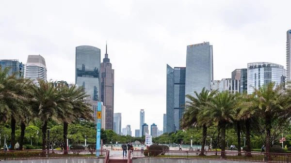 Turister på torget i Guangzhou city under våren — Stockfoto