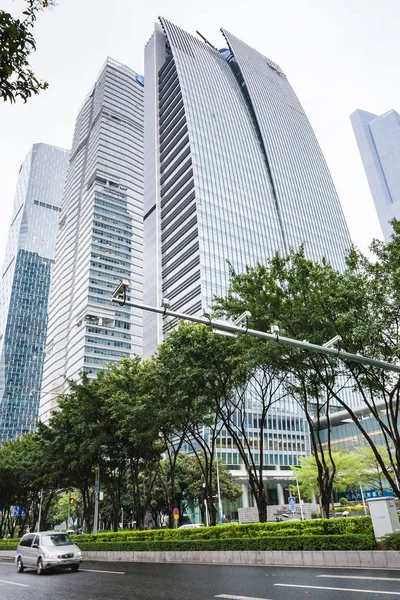 Street and high-rise building in Guangzhou city — Stock Photo, Image