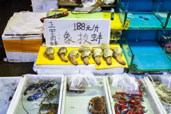 Erdente und Krabben auf Fischmarkt in der Stadt Guangzhou — Stockfoto
