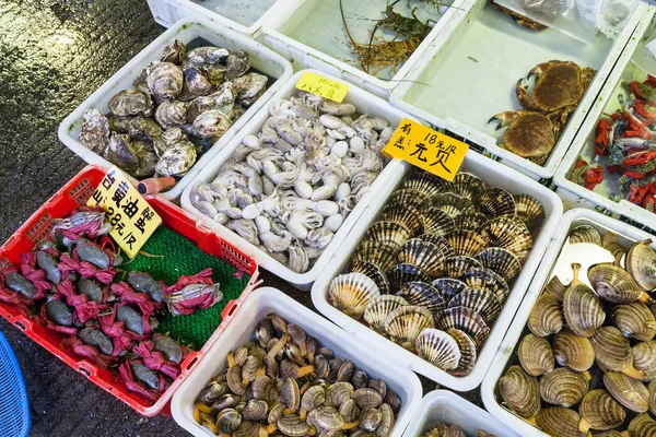 Tintenfische und Venusmuscheln auf Fischmarkt in der Stadt Guangzhou — Stockfoto