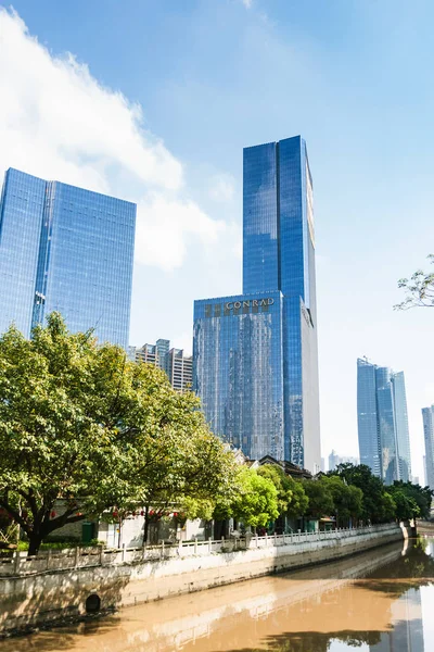 Wolkenkrabbers aan kade in Guangzhou stad in het voorjaar — Stockfoto