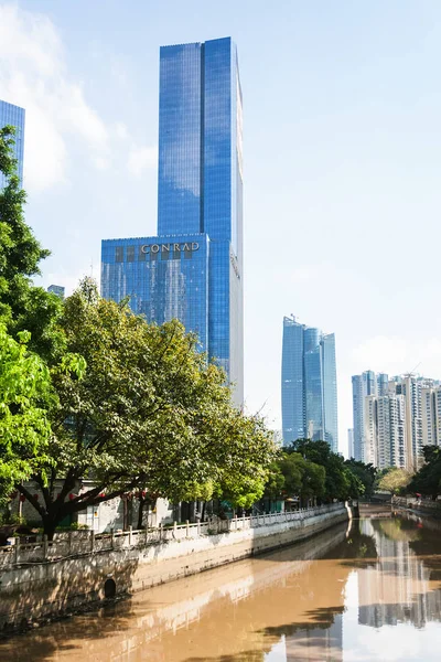 Torens op de kade in Guangzhou stad in het voorjaar — Stockfoto