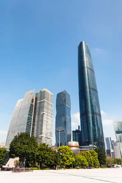 Turistas en la plaza y torres en la ciudad de Guangzhou — Foto de Stock