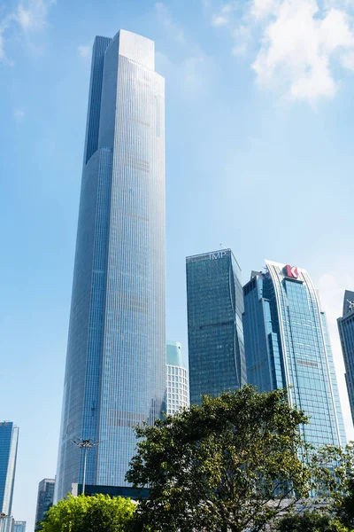 Wolkenkrabber in Guangzhou stad in het voorjaar — Stockfoto