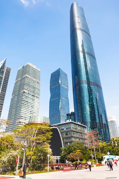 Bezoekers op plein en torens in Guangzhou stad — Stockfoto