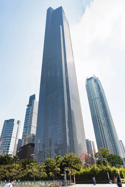 People on square and buildings in Guangzhou city — Stock Photo, Image