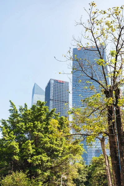 Árboles verdes y edificios torre en la ciudad de Guangzhou —  Fotos de Stock