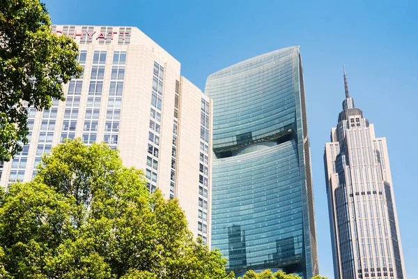 yemyeşil ağaçlar ve Guangzhou binalarda daire