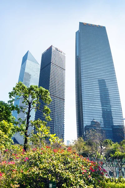 Moderne gebouwen in de buurt van park in Guangzhou stad — Stockfoto