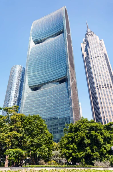 High-rise buildings near park in Guangzhou city — Stock Photo, Image