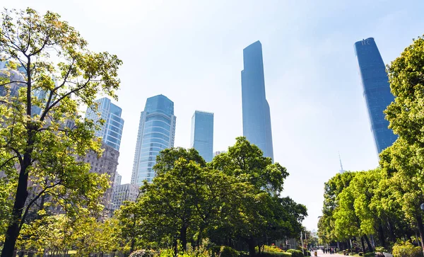 People in public park Zhujiang in Guangzhou city — Stock Photo, Image