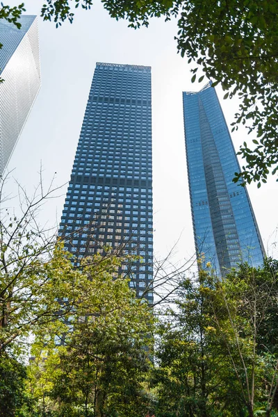 Vista de edifícios de arranha-céus do parque em Guangzhou — Fotografia de Stock