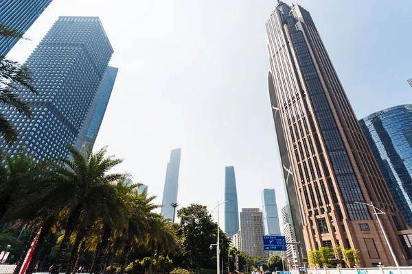 Skyskraporna längs gatan i Guangzhou city — Stockfoto