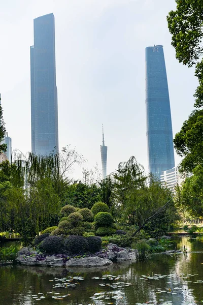 Dammen i trädgården i Zhujiang New Town i Guangzhou — Stockfoto