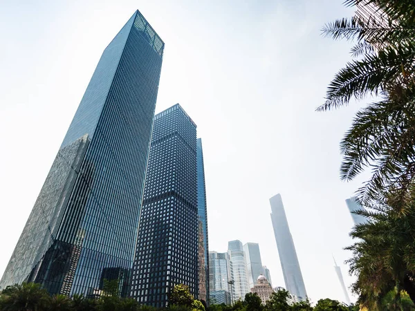 Guangzhou şehir Caddesi üzerinde modern binalar — Stok fotoğraf