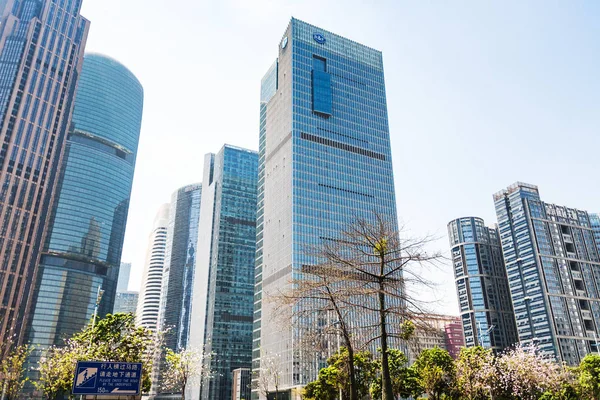 Moderne flatgebouwen op straat in Guangzhou — Stockfoto