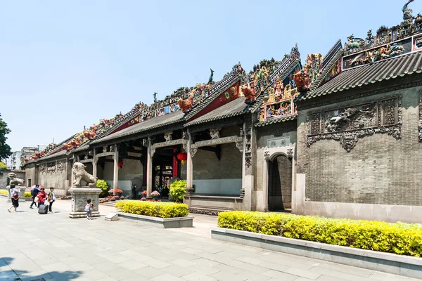 Pessoas perto de Guangdong Folk Art Museum — Fotografia de Stock