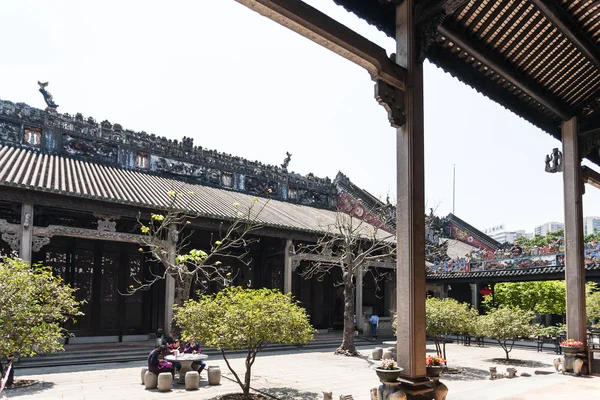 People in court of Guangdong Folk Art Museum — Stock Photo, Image