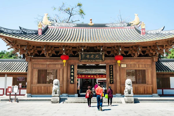 Люди возле дверей храма Гуансяо в Гуанчжоу — стоковое фото