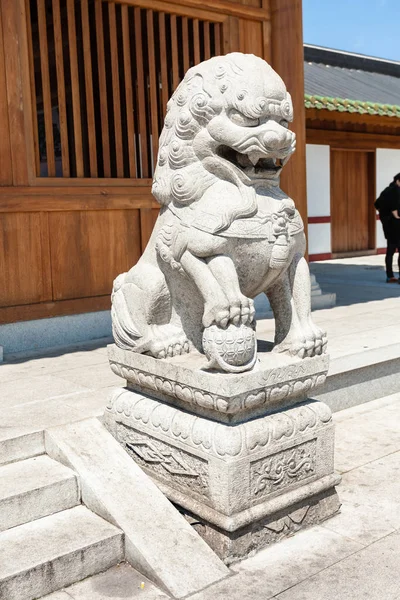 Estátua de leão perto do templo de Guangxiao em Guangzhou — Fotografia de Stock