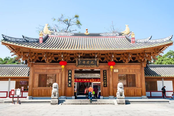 Visitatori vicino al Tempio di Guangxiao a Guangzhou — Foto Stock