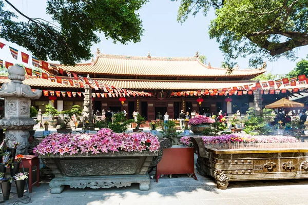 Pessoas na corte de Guangxiao Templo em Guangzhou — Fotografia de Stock