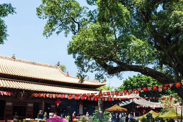 Turister i domstolen av Guangxiao templet i Guangzhou — Stockfoto