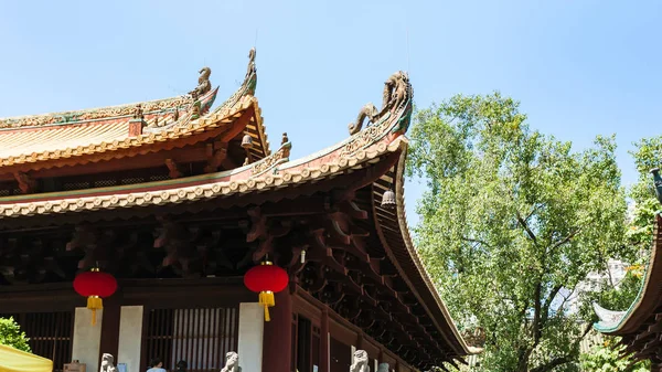 Zdobené střecha chrámu Guangxiao v kantonu — Stock fotografie