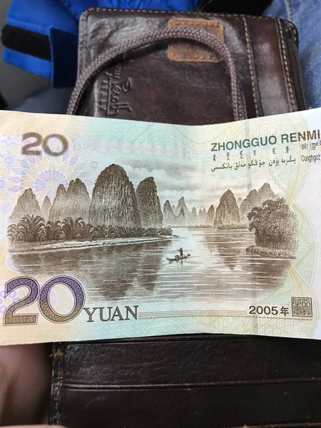 Karst bergen en rivier op bankbiljet van 20 yuans — Stockfoto