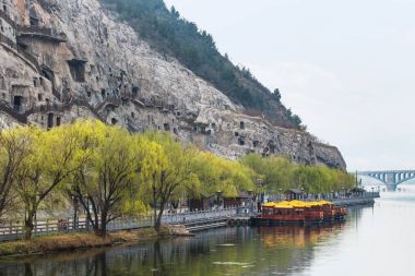 Longmen mağarasını oyma Batı tepenin görünümü