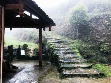 kır evi Tiantou Köyü yakınındaki ıslak yol