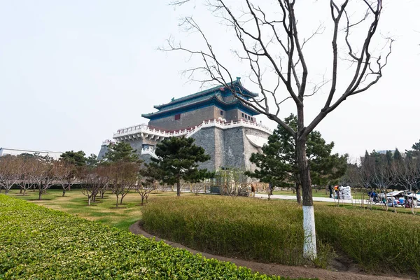 Publiczny park i widok wieża Strzałka w Pekinie — Zdjęcie stockowe