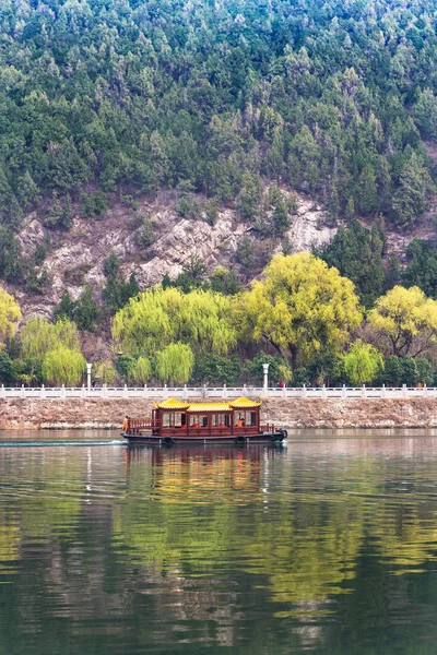 船在彝族河和绿色东方山的视图 — 图库照片