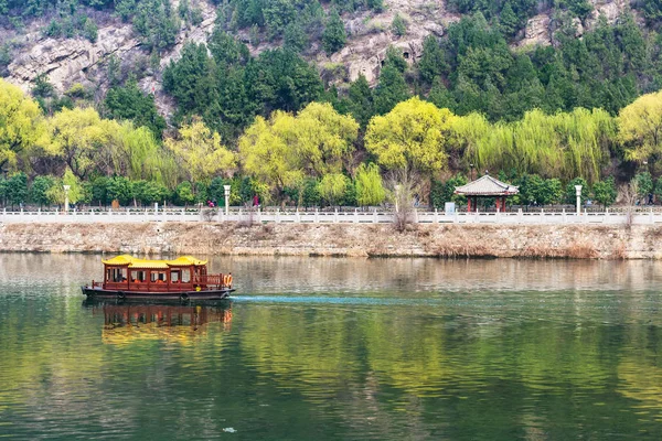 Barca nel fiume Yi e lungomare su East Hill — Foto Stock