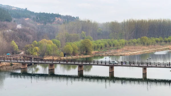 View of Manshui Bridge on Yi river in spring — Stock Photo, Image