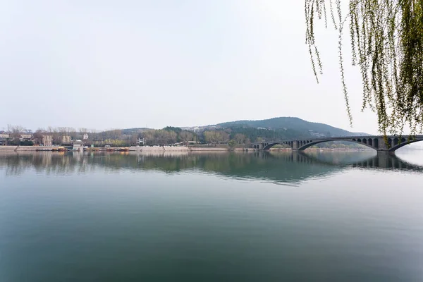 Vista sul fiume Yi e East Hill a Longmen — Foto Stock