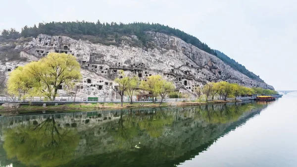 Blick auf den geschnitzten Westhügel mit Höhlen in Langmännern — Stockfoto