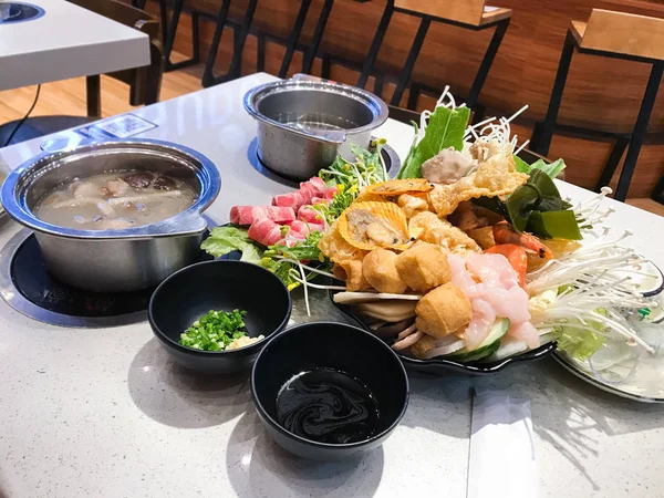 Middag med kinesiska skaldjur hot pots — Stockfoto