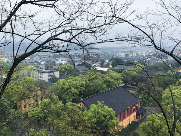 Vista desde arriba del verde jardín urbano y la ciudad de Guilin —  Fotos de Stock