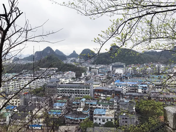 Vista da cidade de Guilin e montanhas verdes na chuva — Fotografia de Stock