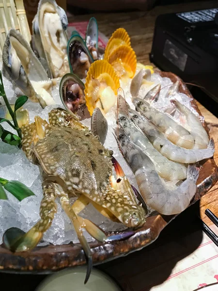 Fruits de mer frais sur glace au restaurant — Photo