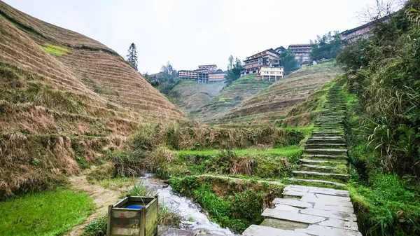 Camino a la aldea de Tiantouzhai entre colinas adosadas —  Fotos de Stock