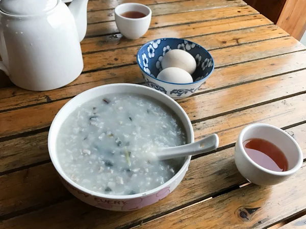 Servido desayuno chino local en el restaurante rústico —  Fotos de Stock