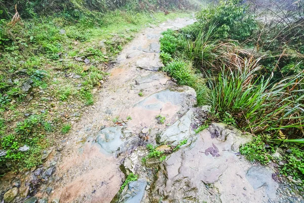 Mokrá cesta na terasovitými kopci v Dazhai — Stock fotografie