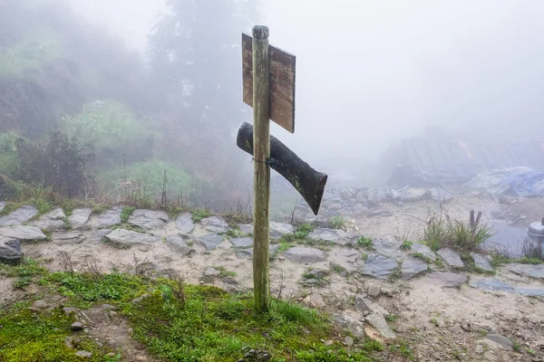 Waymark na horské stezce v mlhavé jarní den — Stock fotografie