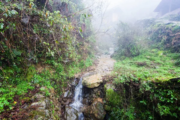 Water stream on hill in Tiantouzhai village — Stock Photo, Image